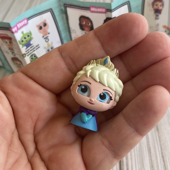 3/$10 Disney Doorables Series 5 *ELSA* - Picture 3 of 4